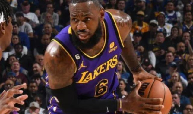 app下载-湖人揭幕战溃败原因①：三分投不进 进攻没空间